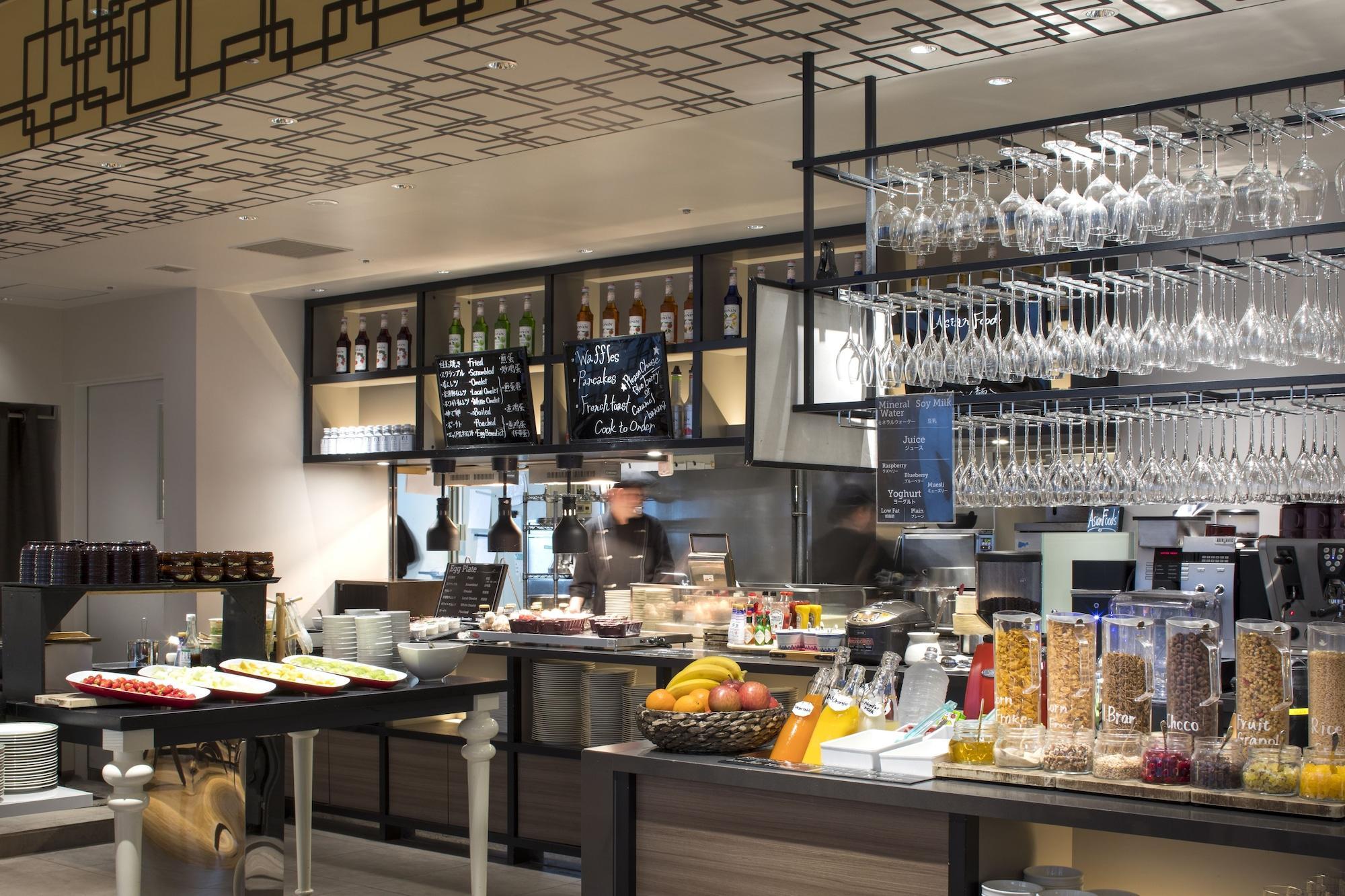 Courtyard By Marriott Shin-Osaka Station Hotel Екстериор снимка The buffet at the restaurant