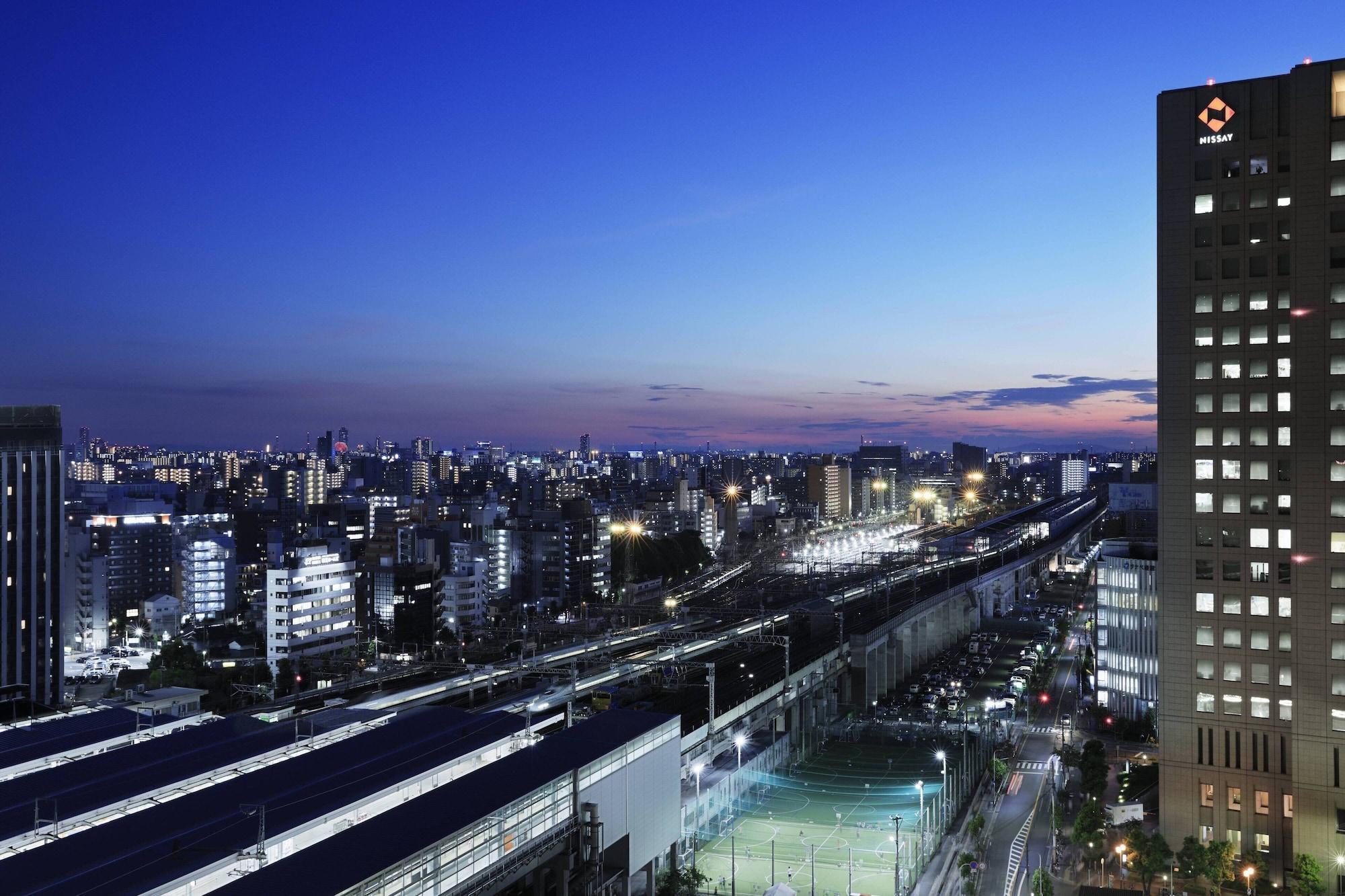 Courtyard By Marriott Shin-Osaka Station Hotel Екстериор снимка View of the city from the Shinkansen