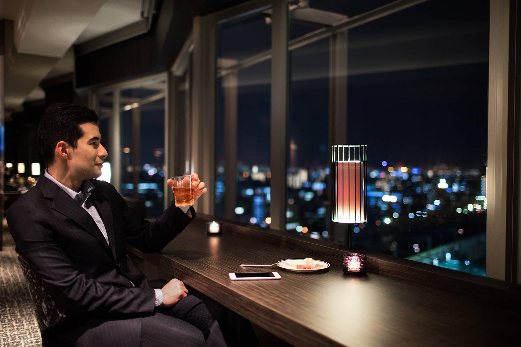 Courtyard By Marriott Shin-Osaka Station Hotel Екстериор снимка A man drinking at a bar