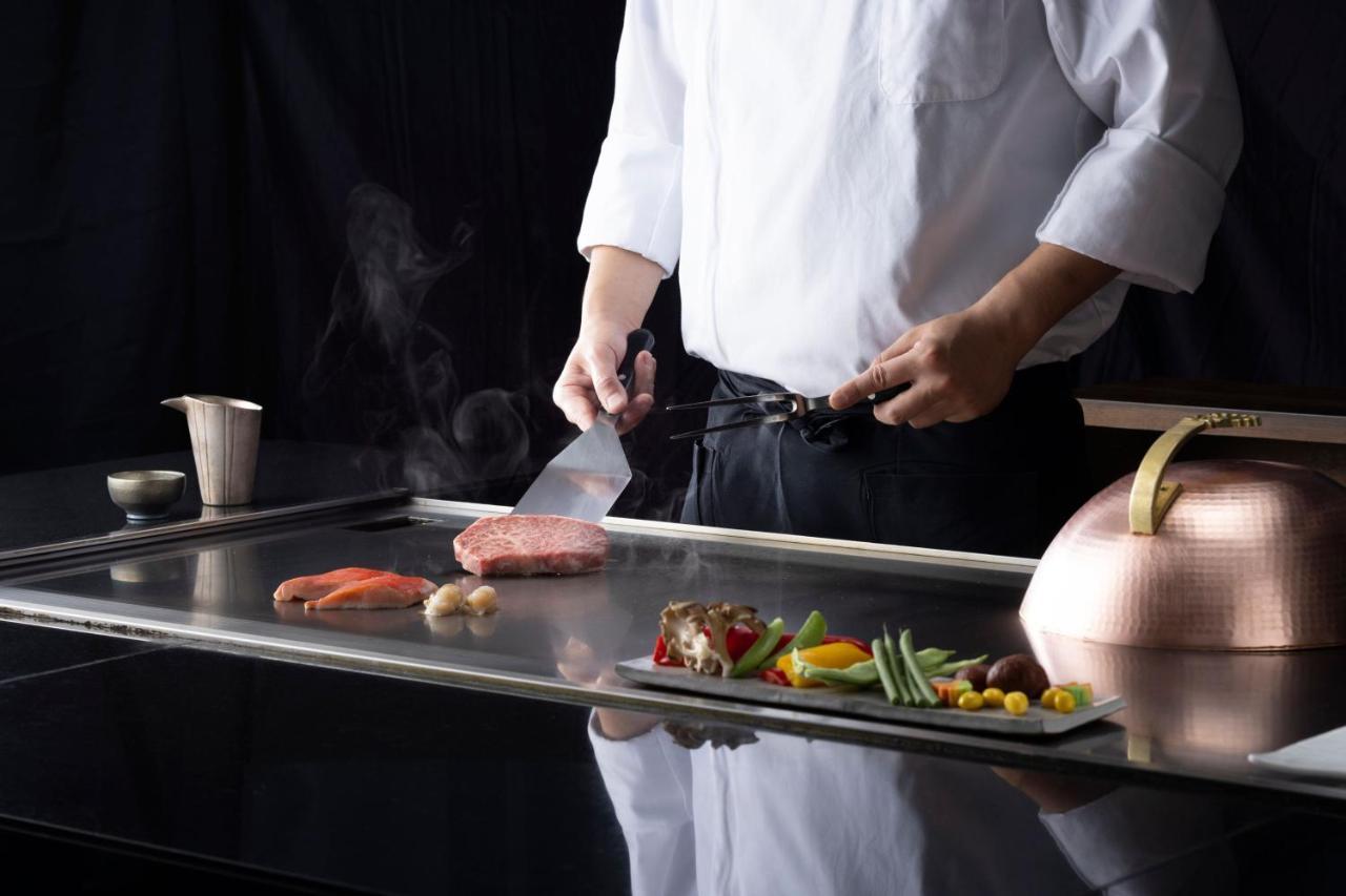 Courtyard By Marriott Shin-Osaka Station Hotel Екстериор снимка A chef cooking on a flattop grill