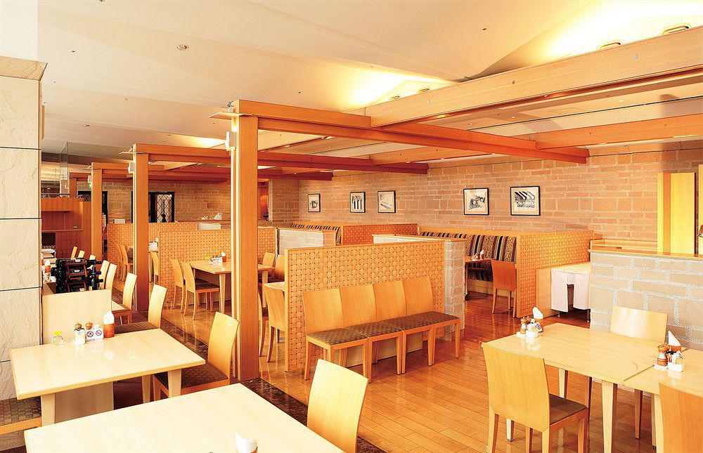 Courtyard By Marriott Shin-Osaka Station Hotel Ресторант снимка Interior of a typical restaurant